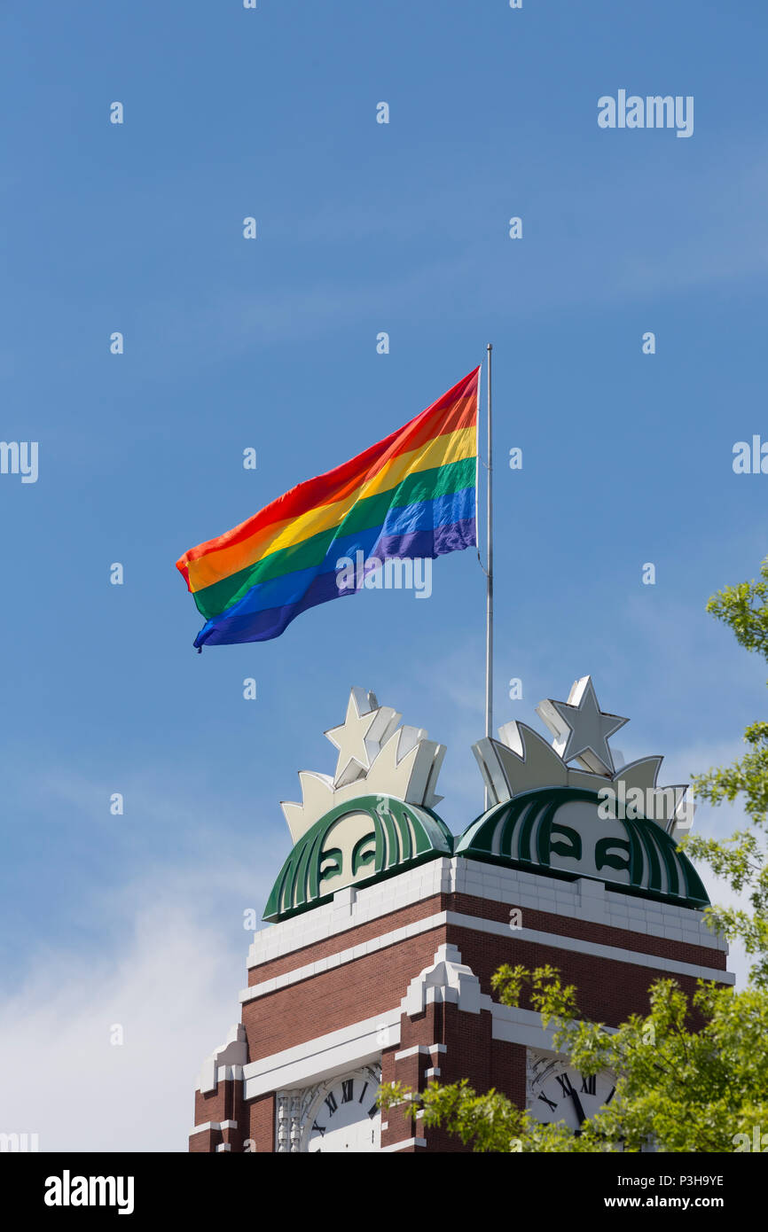 Seattle, Washington: Starbucks Marken LGBTQ Stolz Monat mit der Erhöhung der Stolz Flagge an ihre Wahrzeichen Hauptquartier in Sodo. Credit: Paul Christian Gordon/Alamy leben Nachrichten Stockfoto