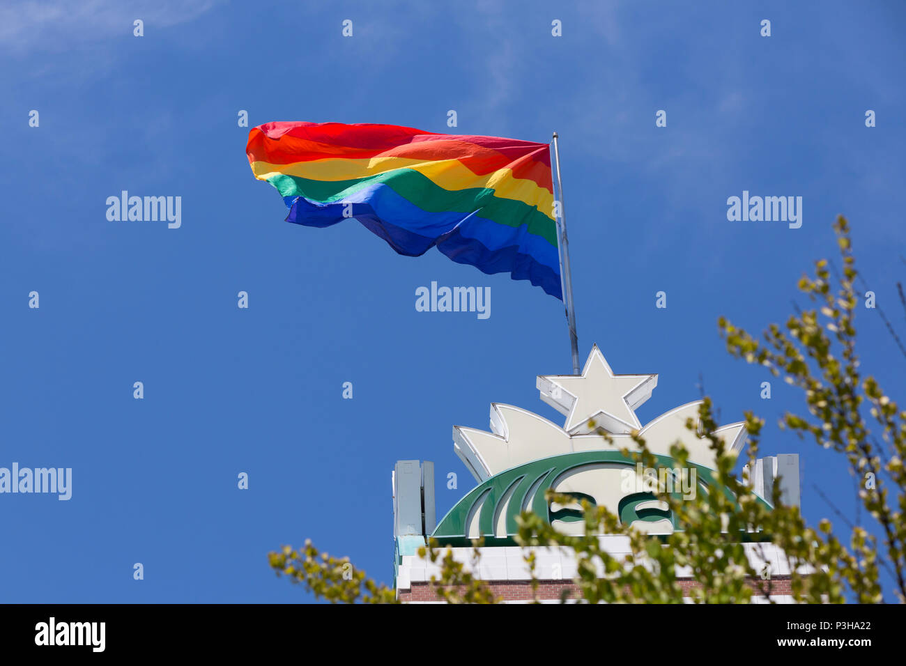 Seattle, Washington: Starbucks Marken LGBTQ Stolz Monat mit der Erhöhung der Stolz Flagge an ihre Wahrzeichen Hauptquartier in Sodo. Credit: Paul Christian Gordon/Alamy leben Nachrichten Stockfoto