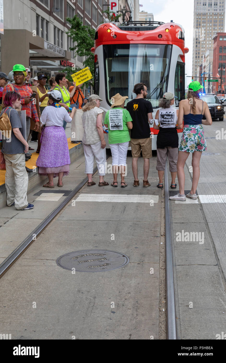 Detroit, Michigan, USA - 18. Juni 2018 - Mehrere hundert Menschen in Detroit sammelte die armen Völker Kampagne gegen Armut, Rassismus, Militarismus und Umweltzerstörung zu unterstützen. Zwei Dutzend wurden für die Blockierung der QLine Straßenbahn die Notwendigkeit für bessere öffentliche Verkehrsmittel in Detroit zu markieren verhaftet. Quelle: Jim West/Alamy leben Nachrichten Stockfoto