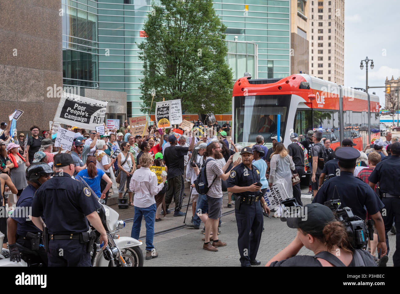 Detroit, Michigan, USA - 18. Juni 2018 - Mehrere hundert Menschen in Detroit sammelte die armen Völker Kampagne gegen Armut, Rassismus, Militarismus und Umweltzerstörung zu unterstützen. Zwei Dutzend wurden für die Blockierung der QLine Straßenbahn die Notwendigkeit für bessere öffentliche Verkehrsmittel in Detroit zu markieren verhaftet. Quelle: Jim West/Alamy leben Nachrichten Stockfoto