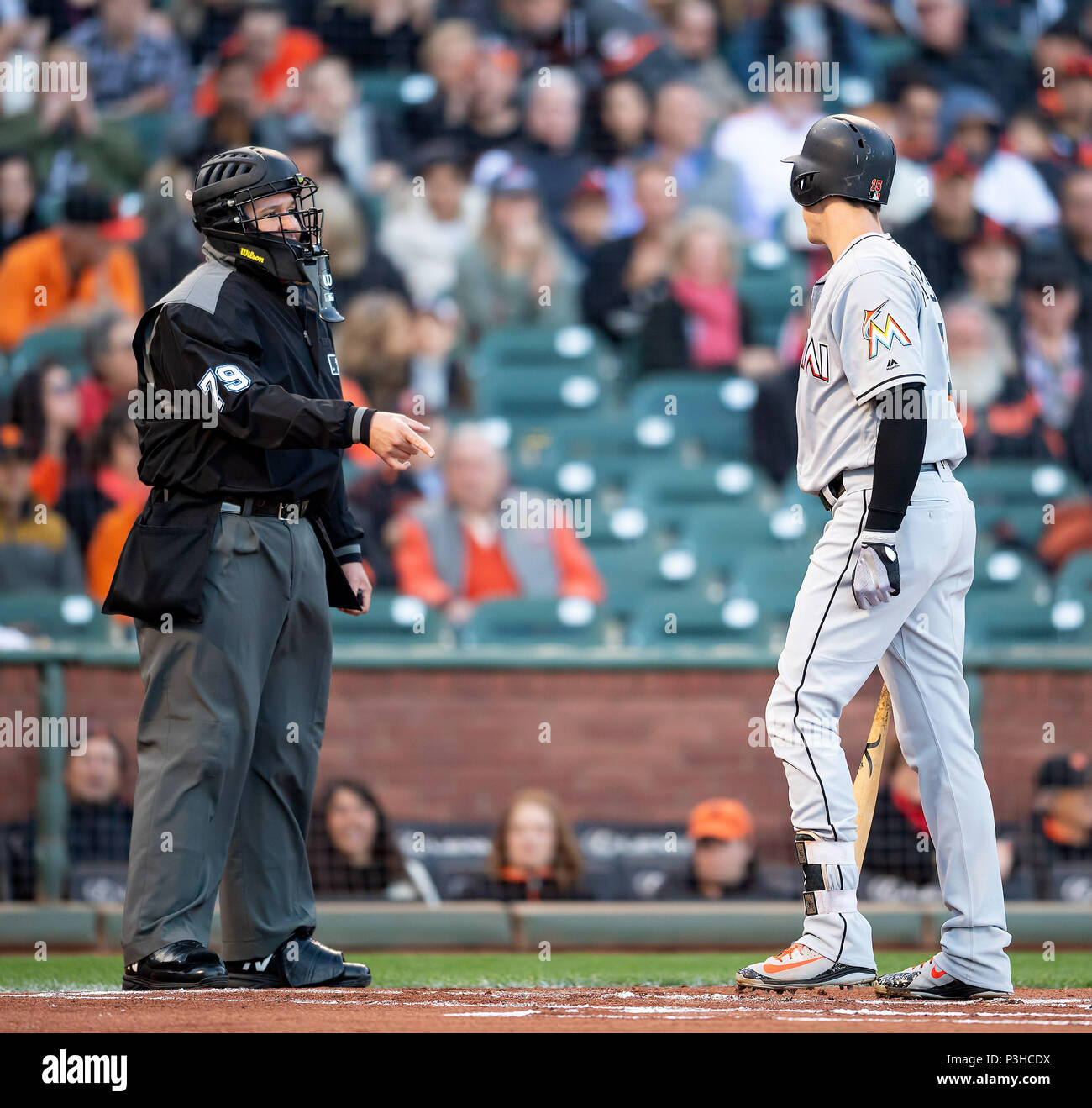 San Francisco, Kalifornien, USA. 18 Juni, 2018. Miami Marlins rechter Feldspieler Brian Anderson (15) Wörter durch Schiedsrichter Manny Gonzalez (79) Nach dem Markanten im ersten Inning, während einer MLB Baseball Spiel zwischen den Miami Marlins und die San Francisco Giants bei AT&T Park in San Francisco, Kalifornien. Valerie Shoaps/CSM/Alamy leben Nachrichten Stockfoto