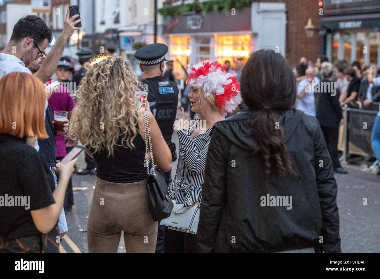 Brentwood, Essex, Großbritannien. Juni 2018 18. Feiern England fans geschlossen Brentwood High Street und führte zu einer öffentlichen Ordnung Situation mit Zahlen der Polizei, die für die Bereitstellung des fans Credit Ian Davidson/Alamy Leben Nachrichten zu löschen Stockfoto