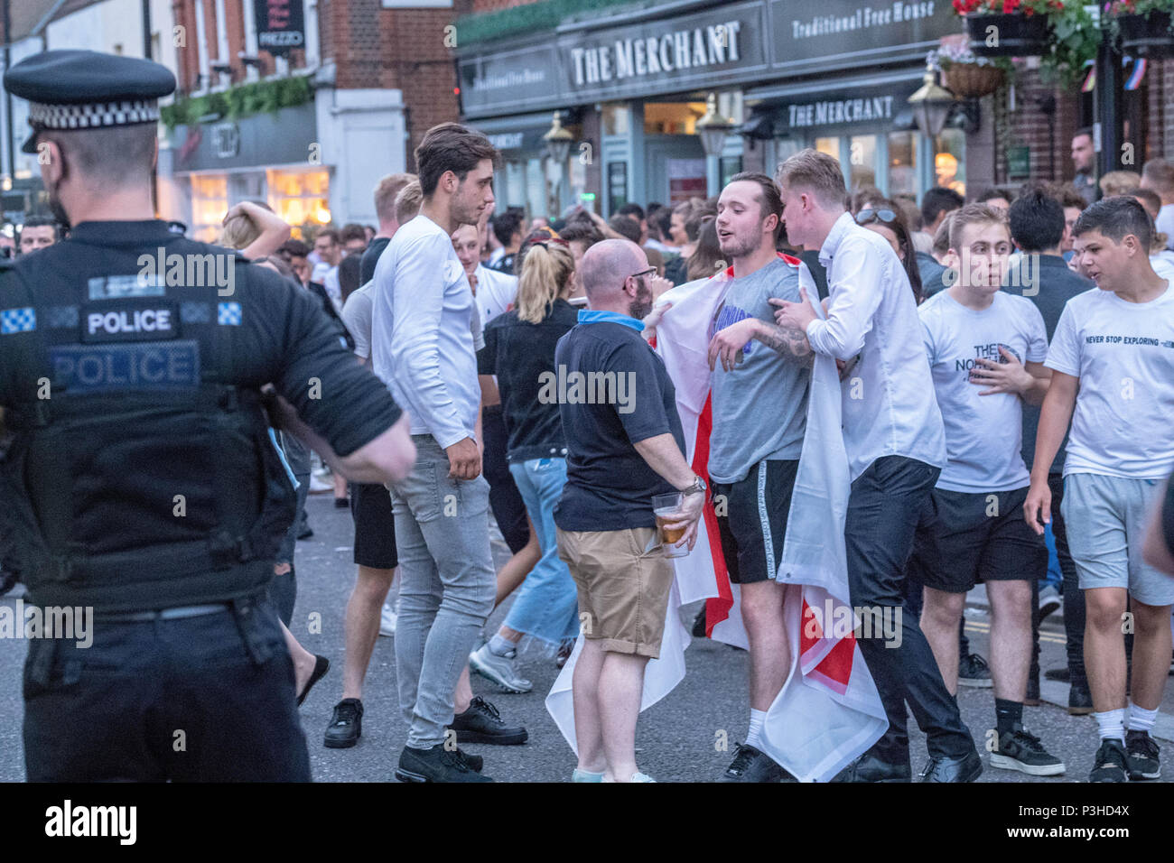 Brentwood, Essex, Großbritannien. Juni 2018 18. Feiern England fans geschlossen Brentwood High Street und führte zu einer öffentlichen Ordnung Situation mit Zahlen der Polizei, die für die Bereitstellung des fans Credit Ian Davidson/Alamy Leben Nachrichten zu löschen Stockfoto Brentwood, Essex, Großbritannien. Juni 2018 18. Feiern England fans geschlossen Brentwood High Street und führte zu einer öffentlichen Ordnung Situation mit Zahlen der Polizei, die für die Bereitstellung des fans Credit Ian Davidson/Alamy Leben Nachrichten zu löschen Stockfoto