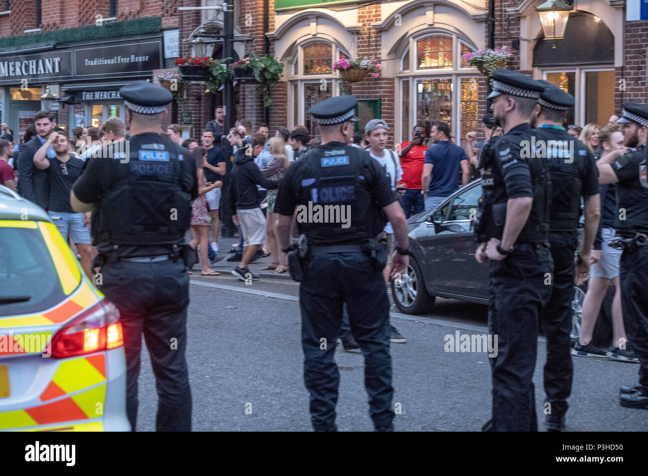 Brentwood, Essex, Großbritannien. Juni 2018 18. Feiern England fans geschlossen Brentwood High Street und führte zu einer öffentlichen Ordnung Situation mit Zahlen der Polizei, die für die Bereitstellung des fans Credit Ian Davidson/Alamy Leben Nachrichten zu löschen Stockfoto