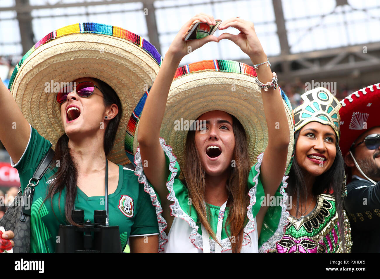 Moskau, Russland. 17 Juni, 2018. Mexiko Fans (MEX) Fußball / Fussball: FIFA WM Russland 2018 Gruppe F Deutschland - Mexiko an Luzhniki Stadion in Moskau, Russland. Credit: yohei Osada/LBA SPORT/Alamy leben Nachrichten Stockfoto