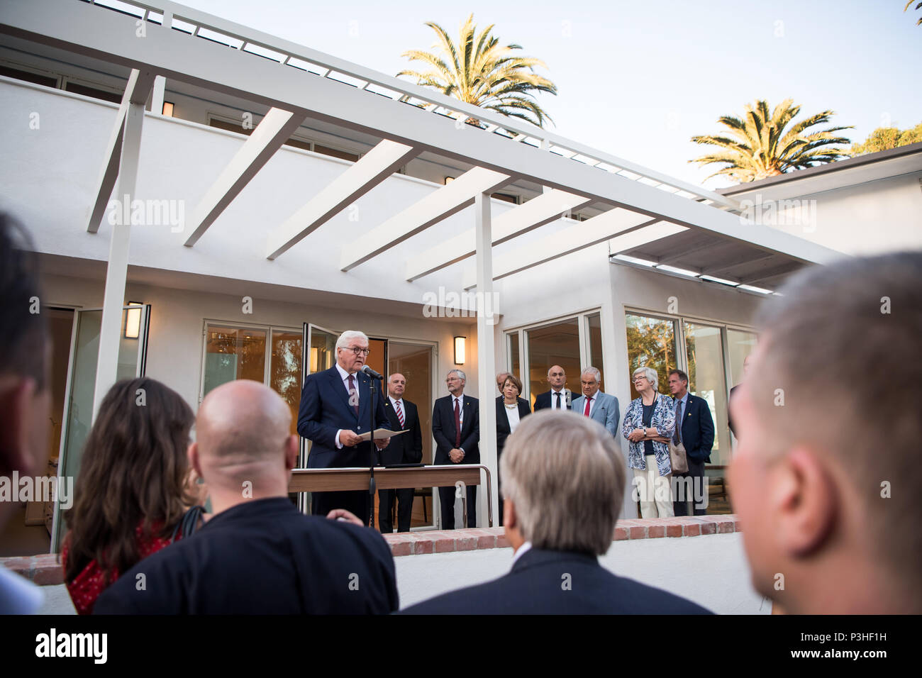 18 Juni 2018, USA, Los Angeles: Deutsche Präsident Frank-Walter Steinmeier (3 L) öffnen des Thomas Mann Haus. Das ehemalige Haus von Thomas Mann wurde gekauft und im Jahr 2016 vom Auswärtigen Amt renoviert. Präsident Steinmeier und seine Frau sind auf einer 3-tägigen Besuch in Kalifornien. Foto: Bernd von Jutrczenka/dpa Stockfoto