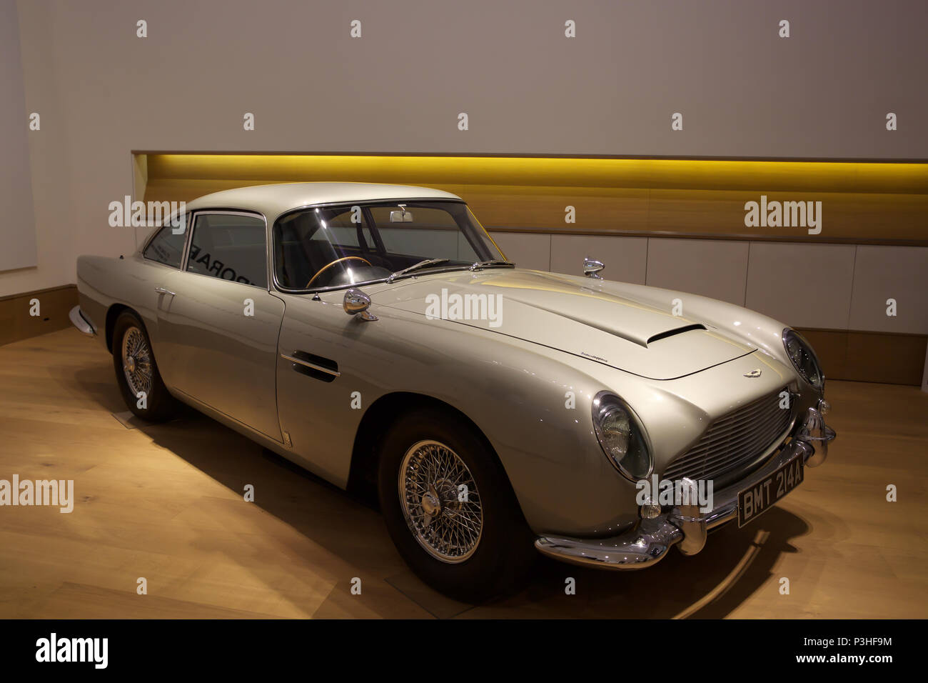 London, Großbritannien. 19 Juni, 2018. Der ultimative Bond Auto - die 1965 Aston Martin DB 5 von James Bond (Pierce Brosnan) in den 1995 motion picture GoldenEye - führt Bonhams Foto aufrufen. Bei £ 1,200,000-1, 600.000 geschätzt. Der DB5 ist zum Synonym für James Bond geworden, und dieses Beispiel im berühmten Eröffnung Verfolgungsjagd von GoldenEye wo Bond Würfel mit Bogen villainess Xenia Onatopp in Ihrem Ferrari durch die Hügel über Monaco. Wenn Sie von dem derzeitigen Eigentümer in 2001 gekauft, das Auto wurde das wertvollste Stück der Bond Memorabilien jemals verkauft. Credit: Keith Larby/Alamy leben Nachrichten Stockfoto