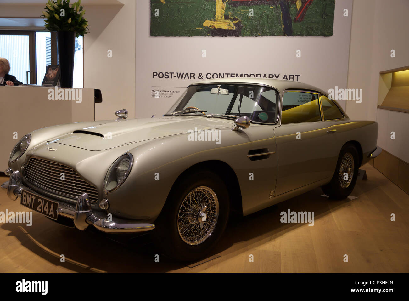 London, Großbritannien. 19 Juni, 2018. Der ultimative Bond Auto - die 1965 Aston Martin DB 5 von James Bond (Pierce Brosnan) in den 1995 motion picture GoldenEye - führt Bonhams Foto aufrufen. Bei £ 1,200,000-1, 600.000 geschätzt. Der DB5 ist zum Synonym für James Bond geworden, und dieses Beispiel im berühmten Eröffnung Verfolgungsjagd von GoldenEye wo Bond Würfel mit Bogen villainess Xenia Onatopp in Ihrem Ferrari durch die Hügel über Monaco. Wenn Sie von dem derzeitigen Eigentümer in 2001 gekauft, das Auto wurde das wertvollste Stück der Bond Memorabilien jemals verkauft. Credit: Keith Larby/Alamy leben Nachrichten Stockfoto