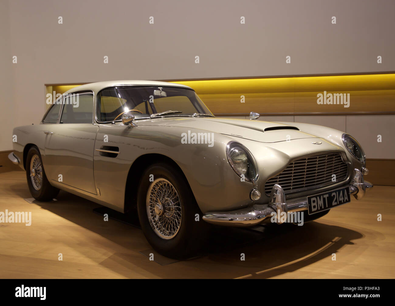 London, Großbritannien. 19 Juni, 2018. Der ultimative Bond Auto - die 1965 Aston Martin DB 5 von James Bond (Pierce Brosnan) in den 1995 motion picture GoldenEye - führt Bonhams Foto aufrufen. Bei £ 1,200,000-1, 600.000 geschätzt. Der DB5 ist zum Synonym für James Bond geworden, und dieses Beispiel im berühmten Eröffnung Verfolgungsjagd von GoldenEye wo Bond Würfel mit Bogen villainess Xenia Onatopp in Ihrem Ferrari durch die Hügel über Monaco. Wenn Sie von dem derzeitigen Eigentümer in 2001 gekauft, das Auto wurde das wertvollste Stück der Bond Memorabilien jemals verkauft. Credit: Keith Larby/Alamy leben Nachrichten Stockfoto