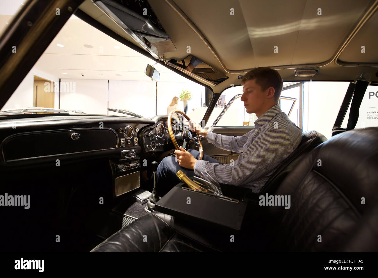 London, Großbritannien. 19 Juni, 2018. Der ultimative Bond Auto - die 1965 Aston Martin DB 5 von James Bond (Pierce Brosnan) in den 1995 motion picture GoldenEye - führt Bonhams Foto aufrufen. Bei £ 1,200,000-1, 600.000 geschätzt. Der DB5 ist zum Synonym für James Bond geworden, und dieses Beispiel im berühmten Eröffnung Verfolgungsjagd von GoldenEye wo Bond Würfel mit Bogen villainess Xenia Onatopp in Ihrem Ferrari durch die Hügel über Monaco. Wenn Sie von dem derzeitigen Eigentümer in 2001 gekauft, das Auto wurde das wertvollste Stück der Bond Memorabilien jemals verkauft. Credit: Keith Larby/Alamy leben Nachrichten Stockfoto