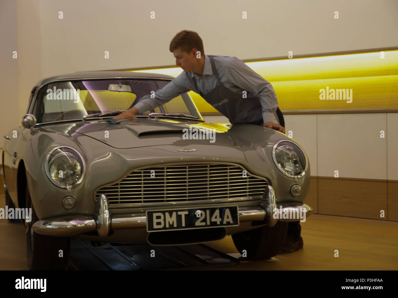 London, Großbritannien. 19 Juni, 2018. Der ultimative Bond Auto - die 1965 Aston Martin DB 5 von James Bond (Pierce Brosnan) in den 1995 motion picture GoldenEye - führt Bonhams Foto aufrufen. Bei £ 1,200,000-1, 600.000 geschätzt. Der DB5 ist zum Synonym für James Bond geworden, und dieses Beispiel im berühmten Eröffnung Verfolgungsjagd von GoldenEye wo Bond Würfel mit Bogen villainess Xenia Onatopp in Ihrem Ferrari durch die Hügel über Monaco. Wenn Sie von dem derzeitigen Eigentümer in 2001 gekauft, das Auto wurde das wertvollste Stück der Bond Memorabilien jemals verkauft. Credit: Keith Larby/Alamy leben Nachrichten Stockfoto