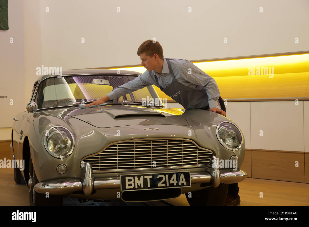London, Großbritannien. 19 Juni, 2018. Der ultimative Bond Auto - die 1965 Aston Martin DB 5 von James Bond (Pierce Brosnan) in den 1995 motion picture GoldenEye - führt Bonhams Foto aufrufen. Bei £ 1,200,000-1, 600.000 geschätzt. Der DB5 ist zum Synonym für James Bond geworden, und dieses Beispiel im berühmten Eröffnung Verfolgungsjagd von GoldenEye wo Bond Würfel mit Bogen villainess Xenia Onatopp in Ihrem Ferrari durch die Hügel über Monaco. Wenn Sie von dem derzeitigen Eigentümer in 2001 gekauft, das Auto wurde das wertvollste Stück der Bond Memorabilien jemals verkauft. Credit: Keith Larby/Alamy leben Nachrichten Stockfoto