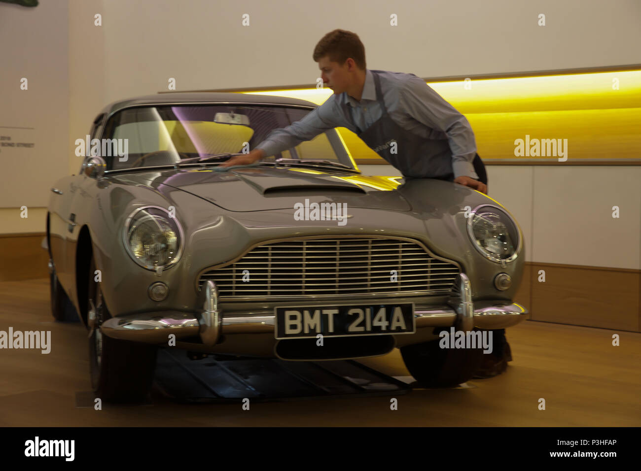 London, Großbritannien. 19 Juni, 2018. Der ultimative Bond Auto - die 1965 Aston Martin DB 5 von James Bond (Pierce Brosnan) in den 1995 motion picture GoldenEye - führt Bonhams Foto aufrufen. Bei £ 1,200,000-1, 600.000 geschätzt. Der DB5 ist zum Synonym für James Bond geworden, und dieses Beispiel im berühmten Eröffnung Verfolgungsjagd von GoldenEye wo Bond Würfel mit Bogen villainess Xenia Onatopp in Ihrem Ferrari durch die Hügel über Monaco. Wenn Sie von dem derzeitigen Eigentümer in 2001 gekauft, das Auto wurde das wertvollste Stück der Bond Memorabilien jemals verkauft. Credit: Keith Larby/Alamy leben Nachrichten Stockfoto