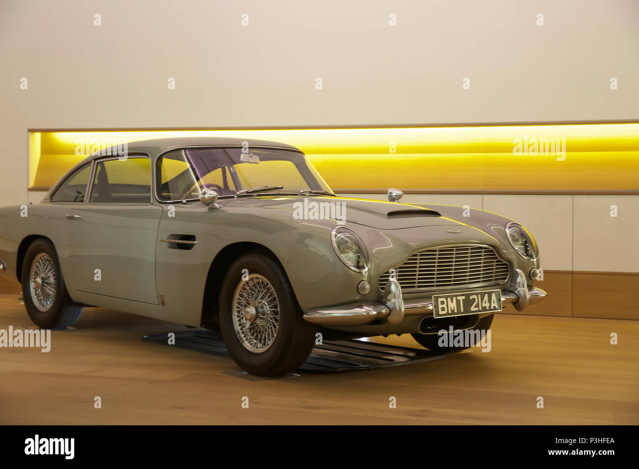 London, Großbritannien. 19 Juni, 2018. Der ultimative Bond Auto - die 1965 Aston Martin DB 5 von James Bond (Pierce Brosnan) in den 1995 motion picture GoldenEye - führt Bonhams Foto aufrufen. Bei £ 1,200,000-1, 600.000 geschätzt. Der DB5 ist zum Synonym für James Bond geworden, und dieses Beispiel im berühmten Eröffnung Verfolgungsjagd von GoldenEye wo Bond Würfel mit Bogen villainess Xenia Onatopp in Ihrem Ferrari durch die Hügel über Monaco. Wenn Sie von dem derzeitigen Eigentümer in 2001 gekauft, das Auto wurde das wertvollste Stück der Bond Memorabilien jemals verkauft. Credit: Keith Larby/Alamy leben Nachrichten Stockfoto