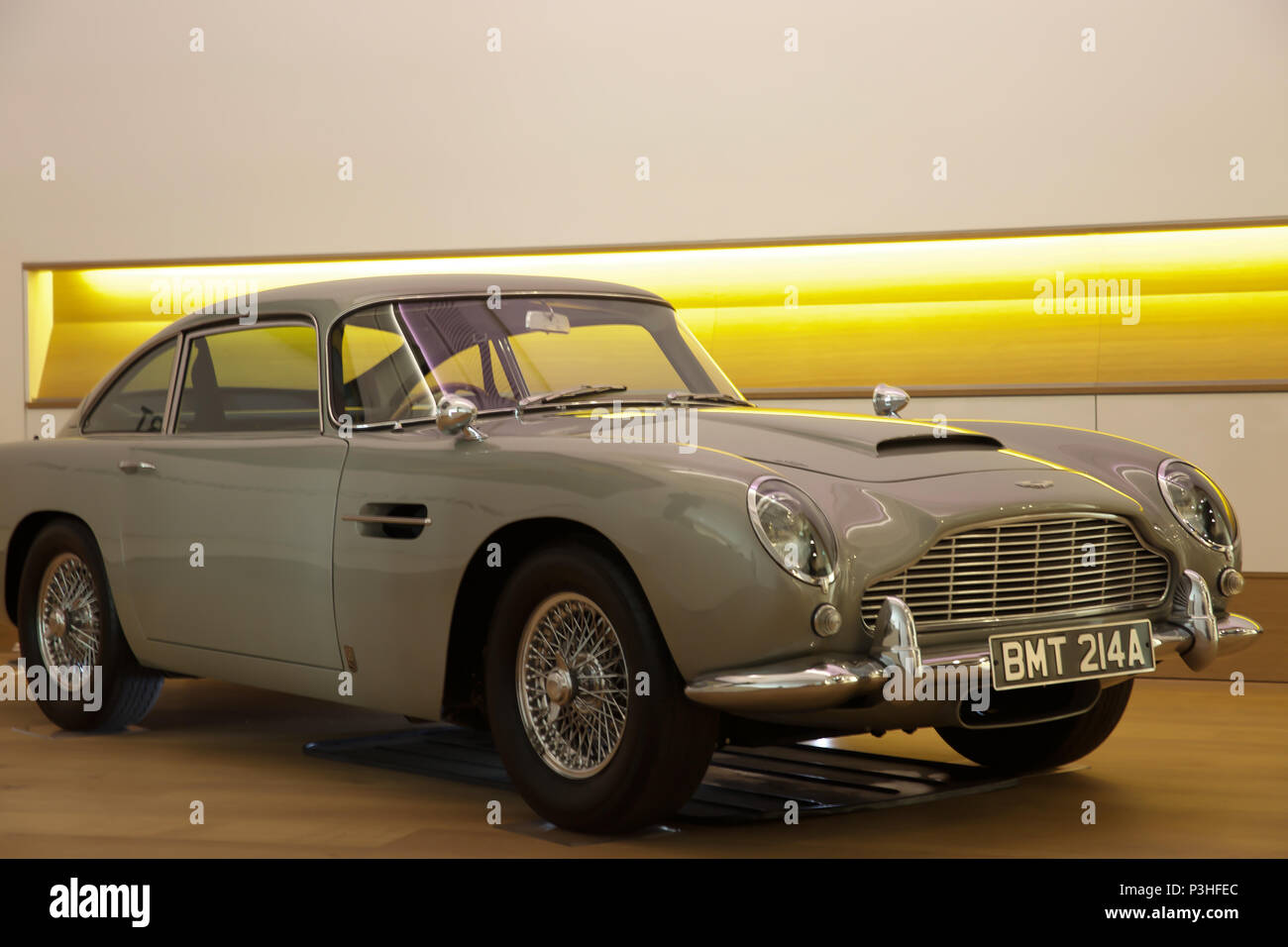 London, Großbritannien. 19 Juni, 2018. Der ultimative Bond Auto - die 1965 Aston Martin DB 5 von James Bond (Pierce Brosnan) in den 1995 motion picture GoldenEye - führt Bonhams Foto aufrufen. Bei £ 1,200,000-1, 600.000 geschätzt. Der DB5 ist zum Synonym für James Bond geworden, und dieses Beispiel im berühmten Eröffnung Verfolgungsjagd von GoldenEye wo Bond Würfel mit Bogen villainess Xenia Onatopp in Ihrem Ferrari durch die Hügel über Monaco. Wenn Sie von dem derzeitigen Eigentümer in 2001 gekauft, das Auto wurde das wertvollste Stück der Bond Memorabilien jemals verkauft. Credit: Keith Larby/Alamy leben Nachrichten Stockfoto
