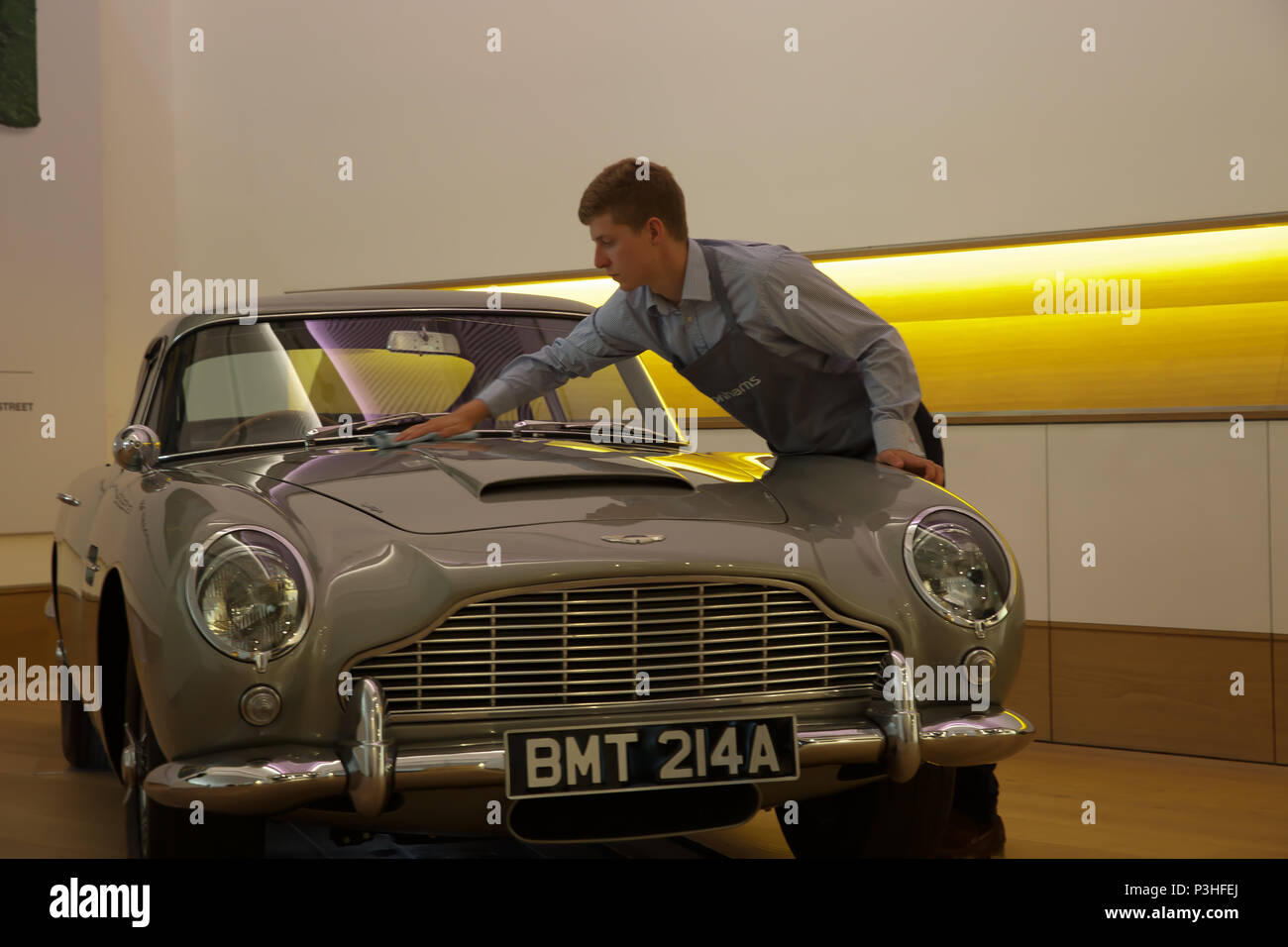London, Großbritannien. 19 Juni, 2018. Der ultimative Bond Auto - die 1965 Aston Martin DB 5 von James Bond (Pierce Brosnan) in den 1995 motion picture GoldenEye - führt Bonhams Foto aufrufen. Bei £ 1,200,000-1, 600.000 geschätzt. Der DB5 ist zum Synonym für James Bond geworden, und dieses Beispiel im berühmten Eröffnung Verfolgungsjagd von GoldenEye wo Bond Würfel mit Bogen villainess Xenia Onatopp in Ihrem Ferrari durch die Hügel über Monaco. Wenn Sie von dem derzeitigen Eigentümer in 2001 gekauft, das Auto wurde das wertvollste Stück der Bond Memorabilien jemals verkauft. Credit: Keith Larby/Alamy leben Nachrichten Stockfoto