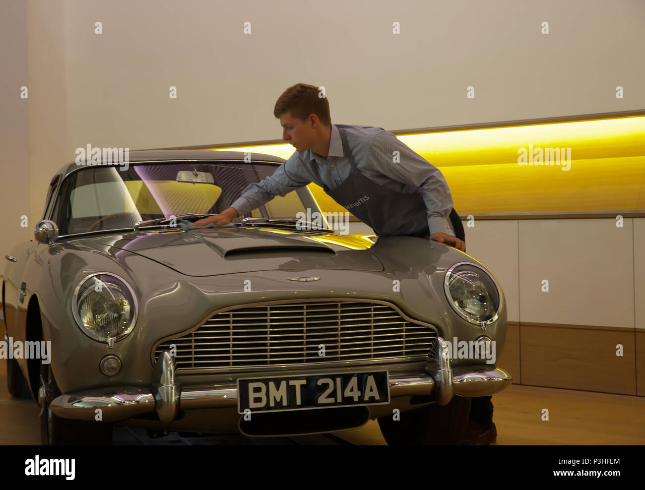 London, Großbritannien. 19 Juni, 2018. Der ultimative Bond Auto - die 1965 Aston Martin DB 5 von James Bond (Pierce Brosnan) in den 1995 motion picture GoldenEye - führt Bonhams Foto aufrufen. Bei £ 1,200,000-1, 600.000 geschätzt. Der DB5 ist zum Synonym für James Bond geworden, und dieses Beispiel im berühmten Eröffnung Verfolgungsjagd von GoldenEye wo Bond Würfel mit Bogen villainess Xenia Onatopp in Ihrem Ferrari durch die Hügel über Monaco. Wenn Sie von dem derzeitigen Eigentümer in 2001 gekauft, das Auto wurde das wertvollste Stück der Bond Memorabilien jemals verkauft. Credit: Keith Larby/Alamy leben Nachrichten Stockfoto