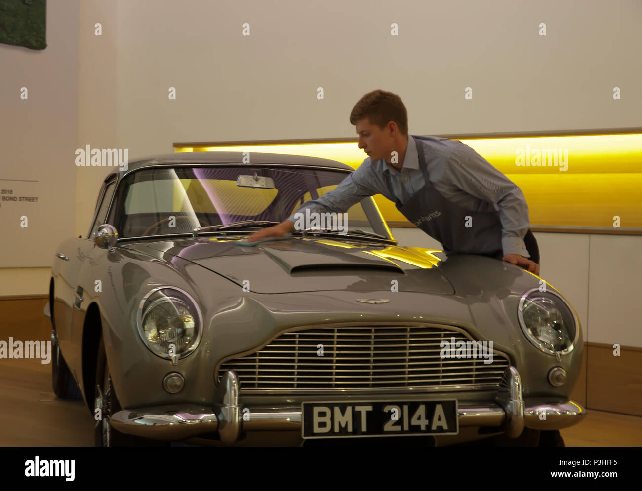 London, Großbritannien. 19 Juni, 2018. Der ultimative Bond Auto - die 1965 Aston Martin DB 5 von James Bond (Pierce Brosnan) in den 1995 motion picture GoldenEye - führt Bonhams Foto aufrufen. Bei £ 1,200,000-1, 600.000 geschätzt. Der DB5 ist zum Synonym für James Bond geworden, und dieses Beispiel im berühmten Eröffnung Verfolgungsjagd von GoldenEye wo Bond Würfel mit Bogen villainess Xenia Onatopp in Ihrem Ferrari durch die Hügel über Monaco. Wenn Sie von dem derzeitigen Eigentümer in 2001 gekauft, das Auto wurde das wertvollste Stück der Bond Memorabilien jemals verkauft. Credit: Keith Larby/Alamy leben Nachrichten Stockfoto