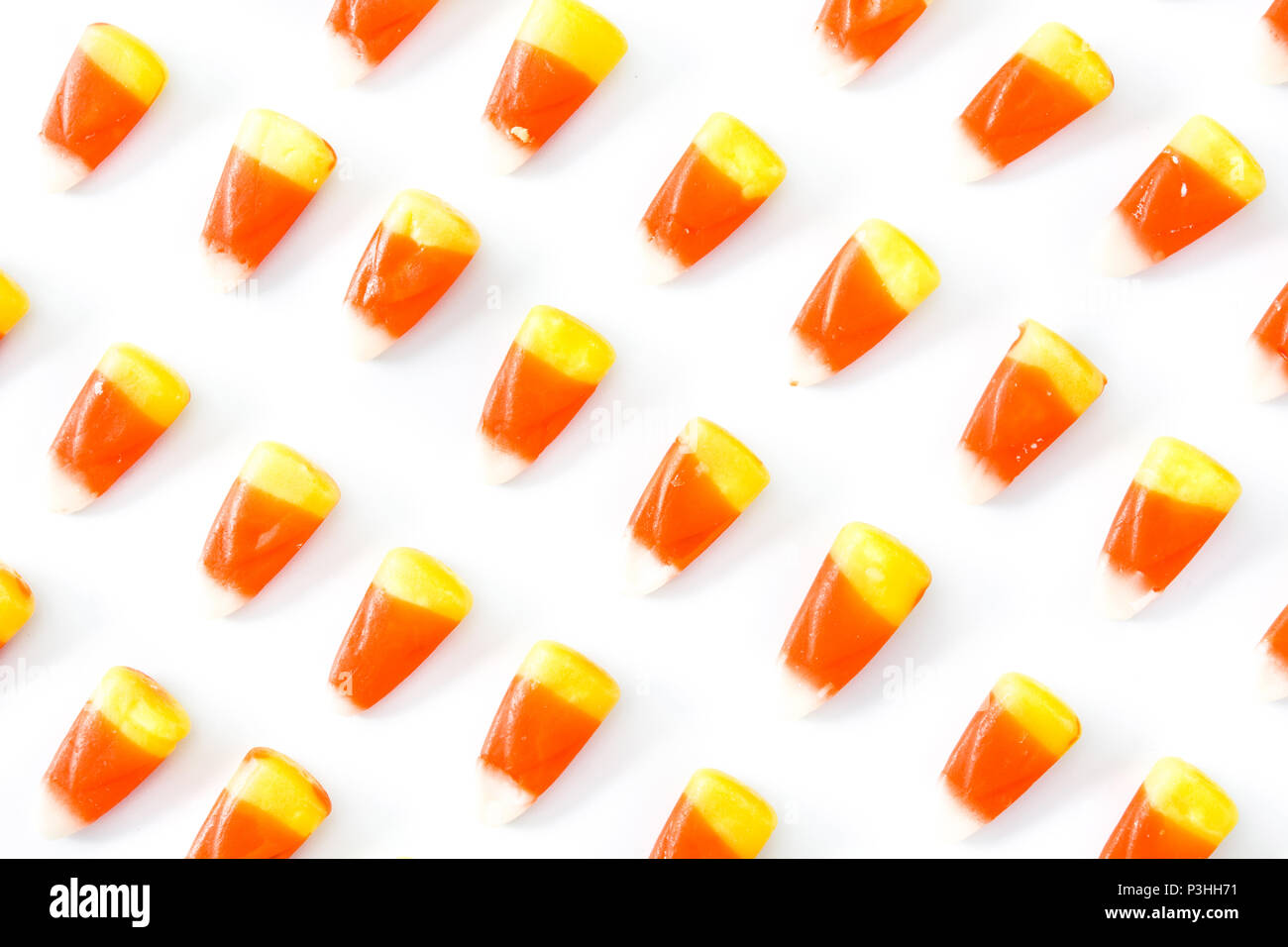 Typische Halloween Candy corn Muster auf weißem Hintergrund. Stockfoto