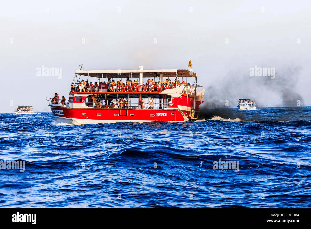 Überfüllte Whale Watching Boot auf See, Aufstoßen schmutzig Dieselabgase mit Touristen auf der Suche nach blau Wale und Delphine, Weligama, Sri Lanka Stockfoto