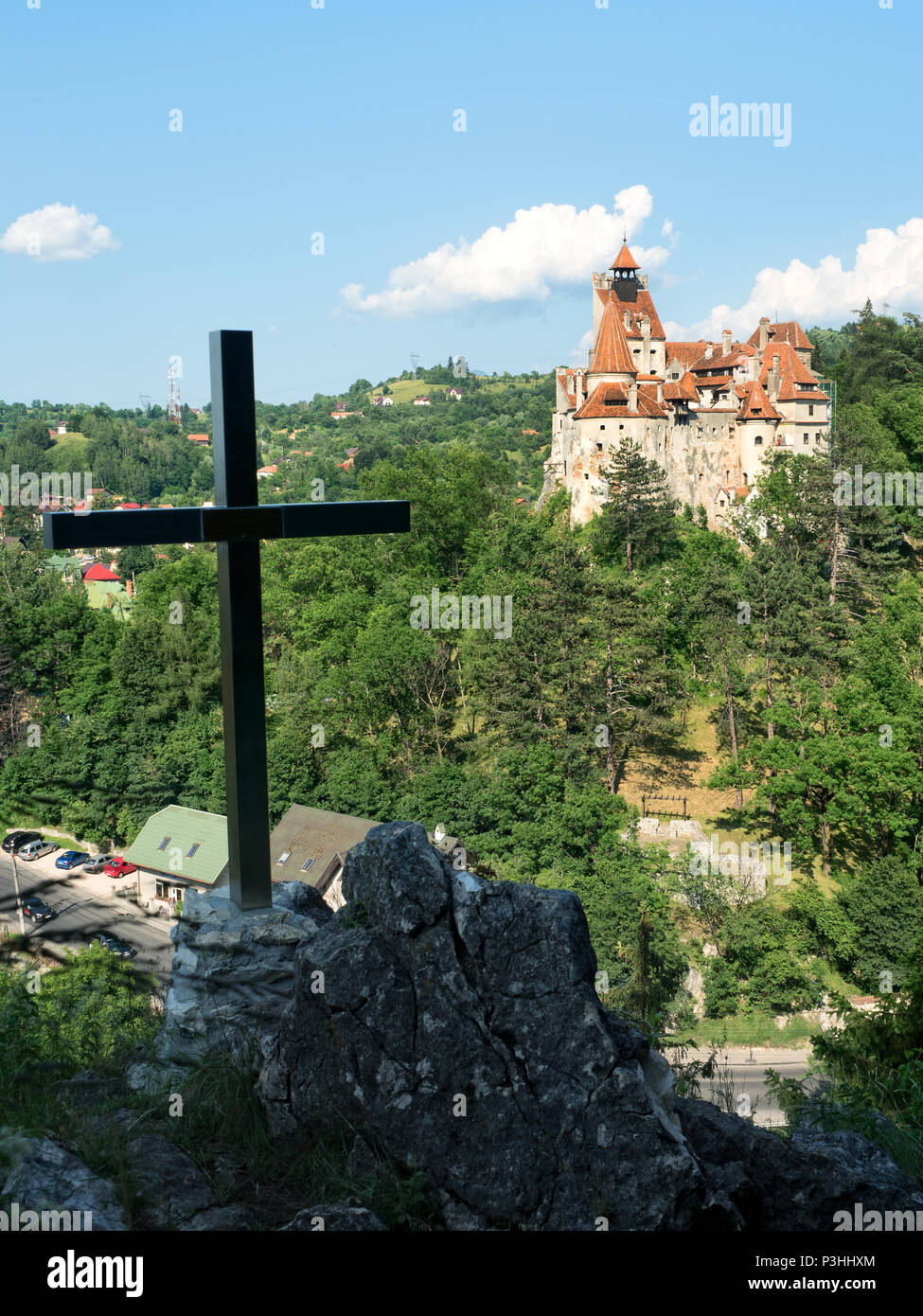 Crhristian Kreuz auf einem Hügel von Schloss Bran, Siebenbürgen, Rumänien Stockfoto