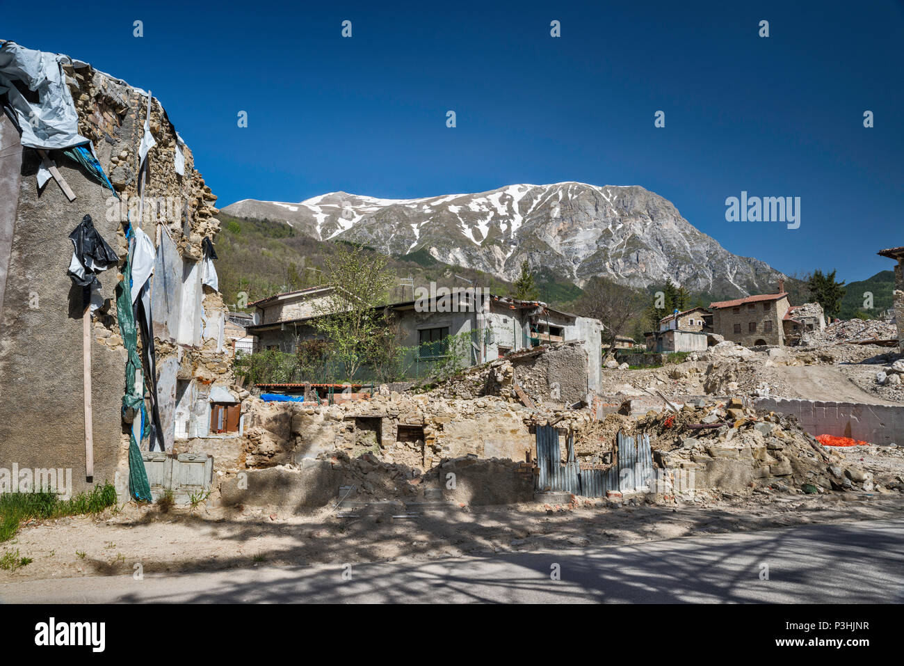 Ruinen der Häuser im Dorf Piedilama, durch eine Reihe von Erdbeben im Oktober 2016 zerstörten, April 2018, zentralen Apenninen, Marken, Italien Stockfoto
