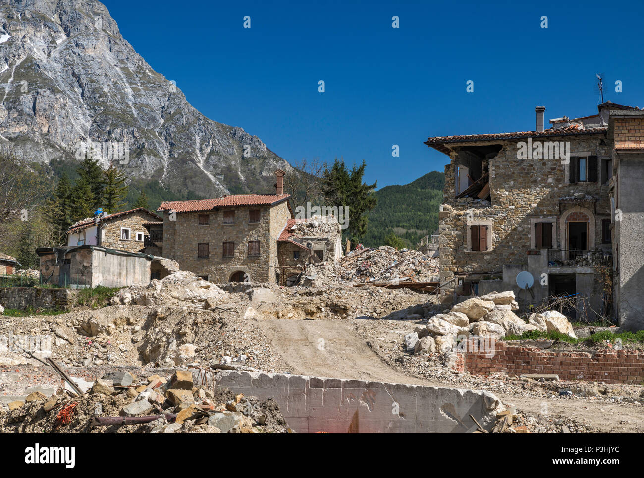 Ruinen der Häuser im Dorf Piedilama, durch eine Reihe von Erdbeben im Oktober 2016 zerstörten, April 2018, zentralen Apenninen, Marken, Italien Stockfoto