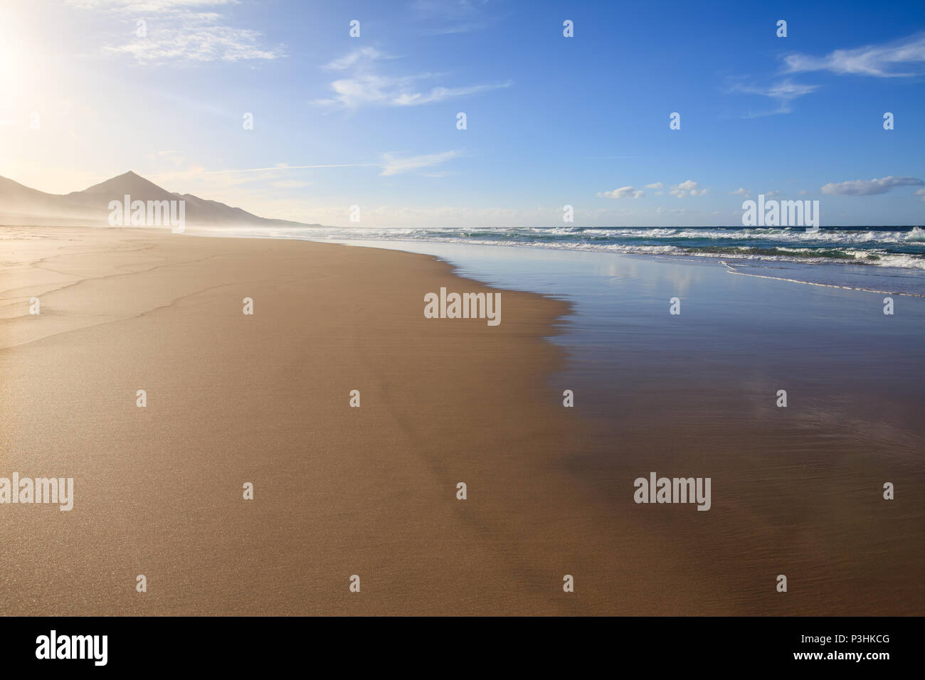 Erstaunliches Panorama Landschaft von Cofete Beach, Fuerteventura, Kanarische Inseln, Spanien. Reiseland. Meer Hintergrund. Sommer Urlaub Konzept. Stockfoto