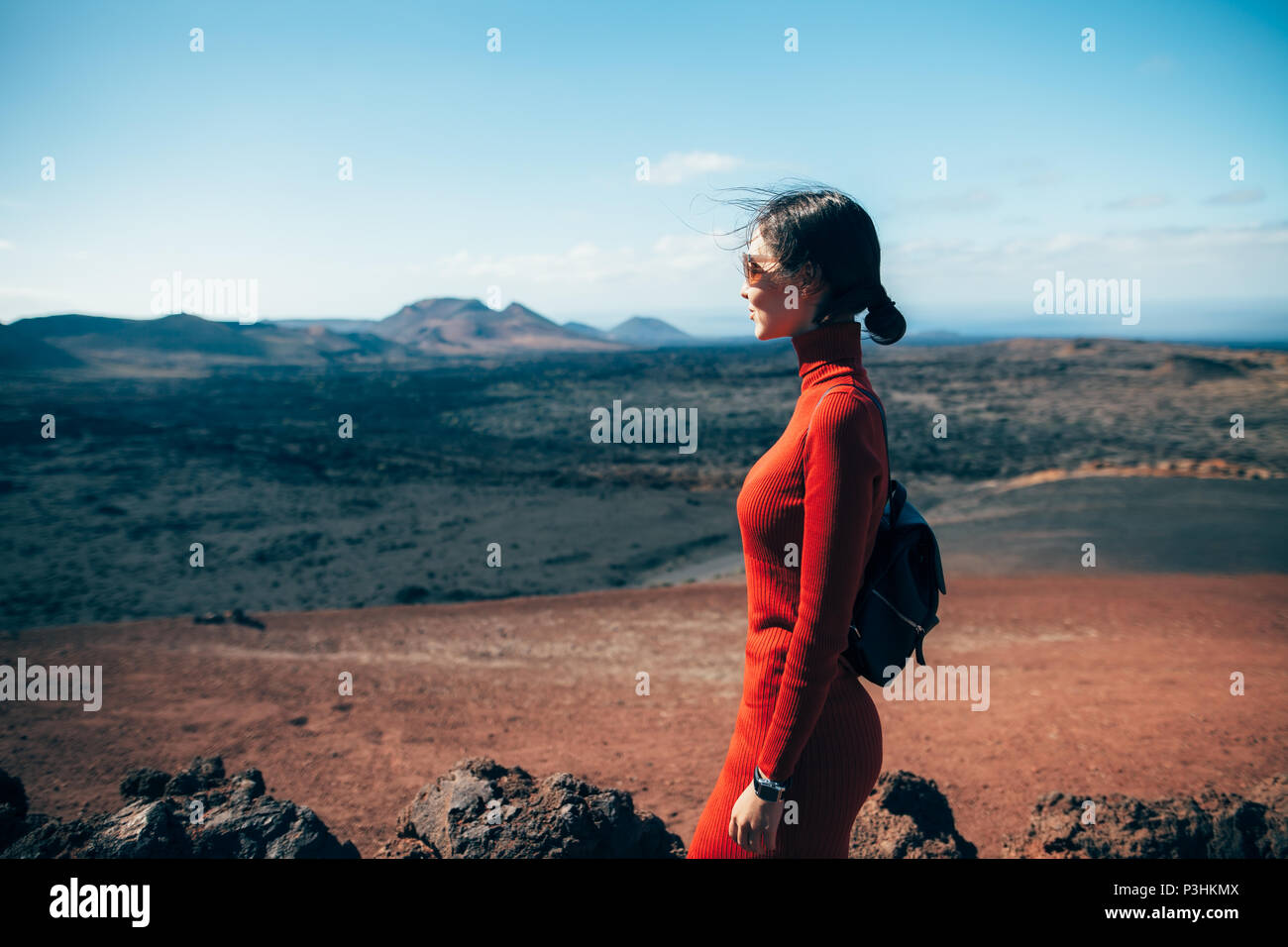 Junge Frau genießen einzigartige vulkanische Landschaften der Nationalpark Timanfaya auf Lanzarote, Kanarische Insel. Reisen und Ferien Konzept Stockfoto