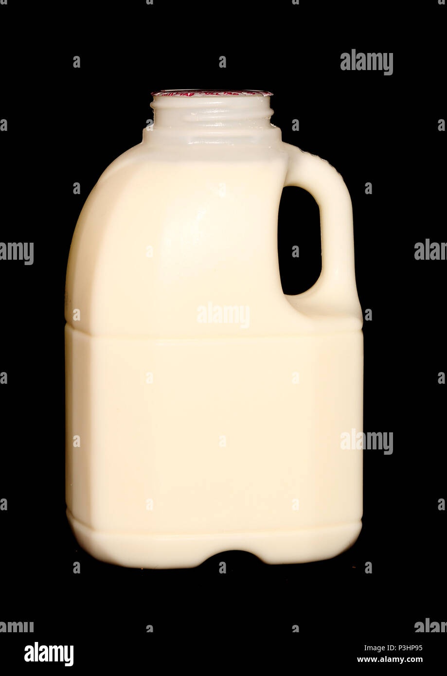 Pint Milch auf schwarzem Hintergrund Stockfoto