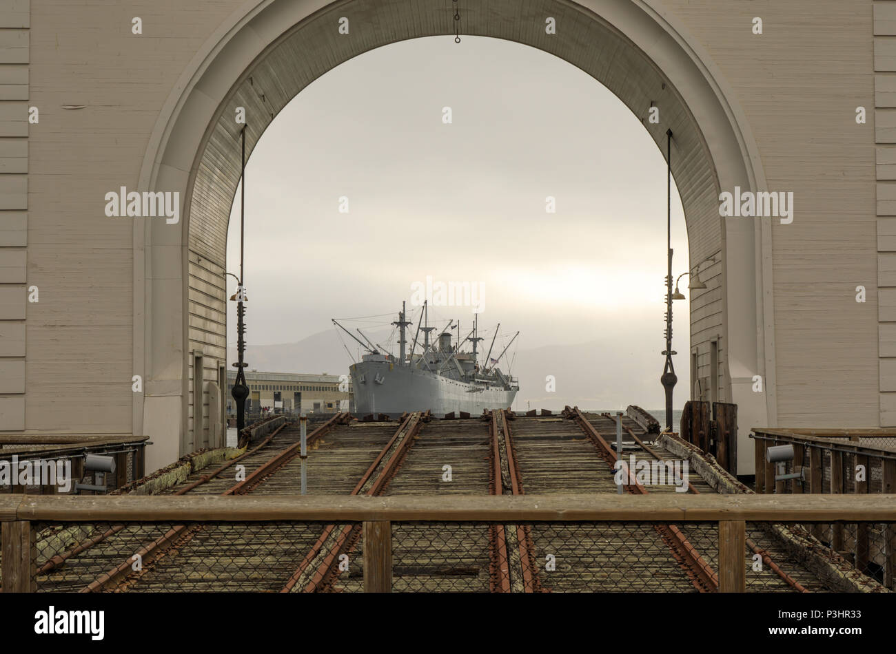 SS Jeremiah O'Brien Kriegsschiff Ruinen durch Pier 39 Fähre Arch. Stockfoto