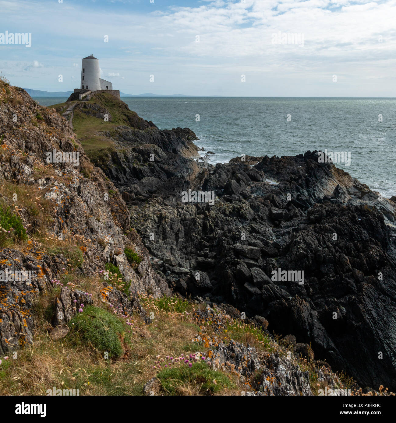 Tŵr Mawr Leuchtturm (bedeutet "Große Turm' auf Walisisch), auf Ynys Llanddwyn auf Anglesey, Wales, markiert den westlichen Eingang der Menai Strait. Stockfoto