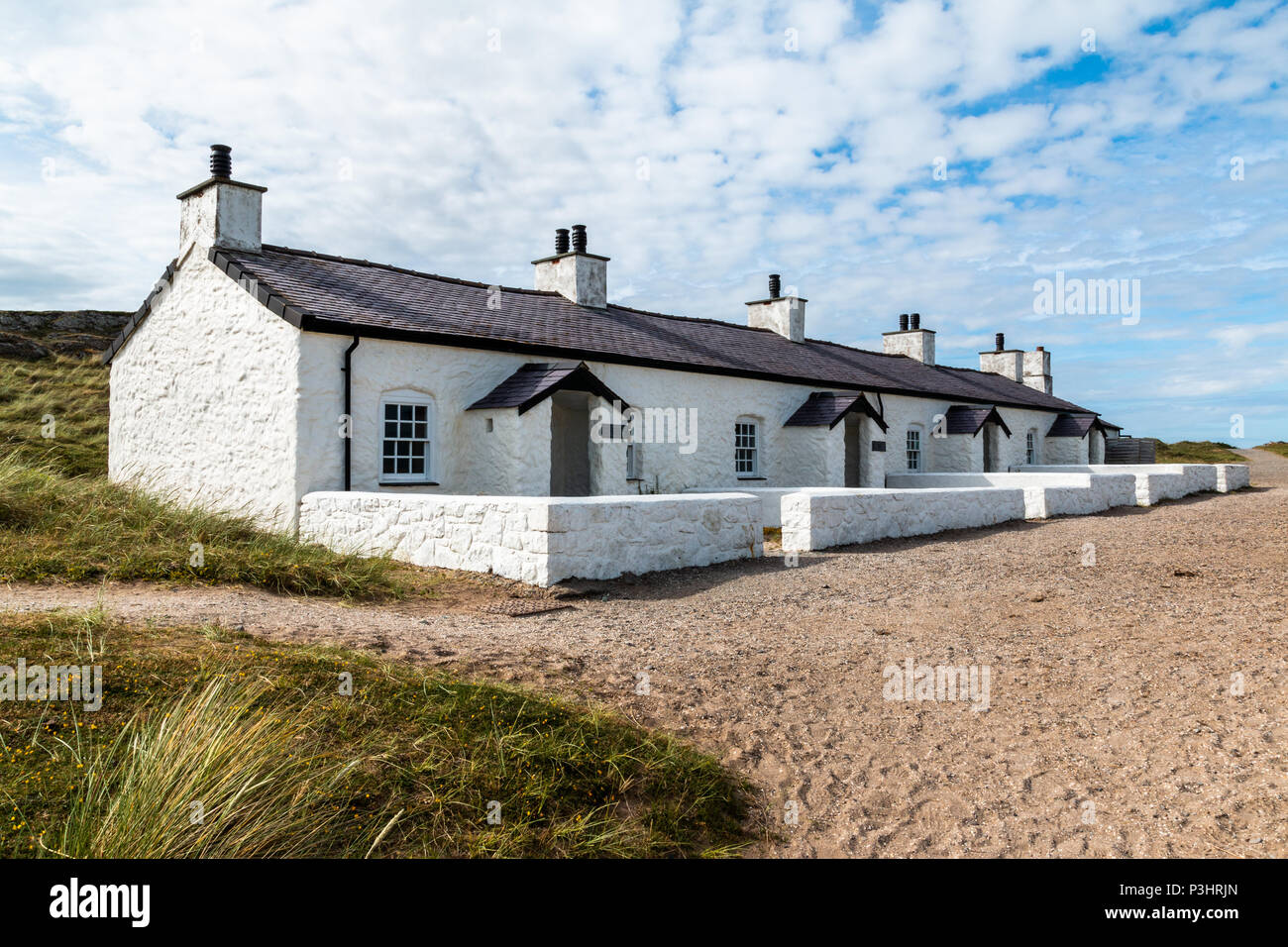 Die Reihe von vier kleinen Hütten auf llanddwyn Island war für die Piloten, die Boote in den Häfen entlang der Menaistraße navigieren gebaut. Dieser Text Stockfoto