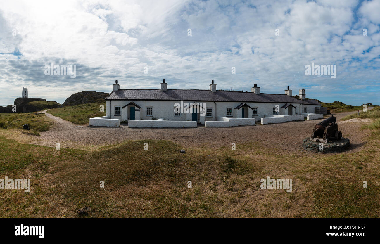 Die Reihe von vier kleinen Hütten auf llanddwyn Island war für die Piloten, die Boote in den Häfen entlang der Menaistraße navigieren gebaut. Dieser Text Stockfoto