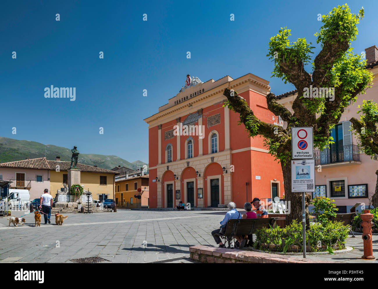 Teatro Civico, durch Erdbeben im Oktober 2016 beschädigt, und Geschlossen, April 2018 anzeigen, auf der Piazza Vittorio Veneto in Norcia, Umbrien, Italien Stockfoto