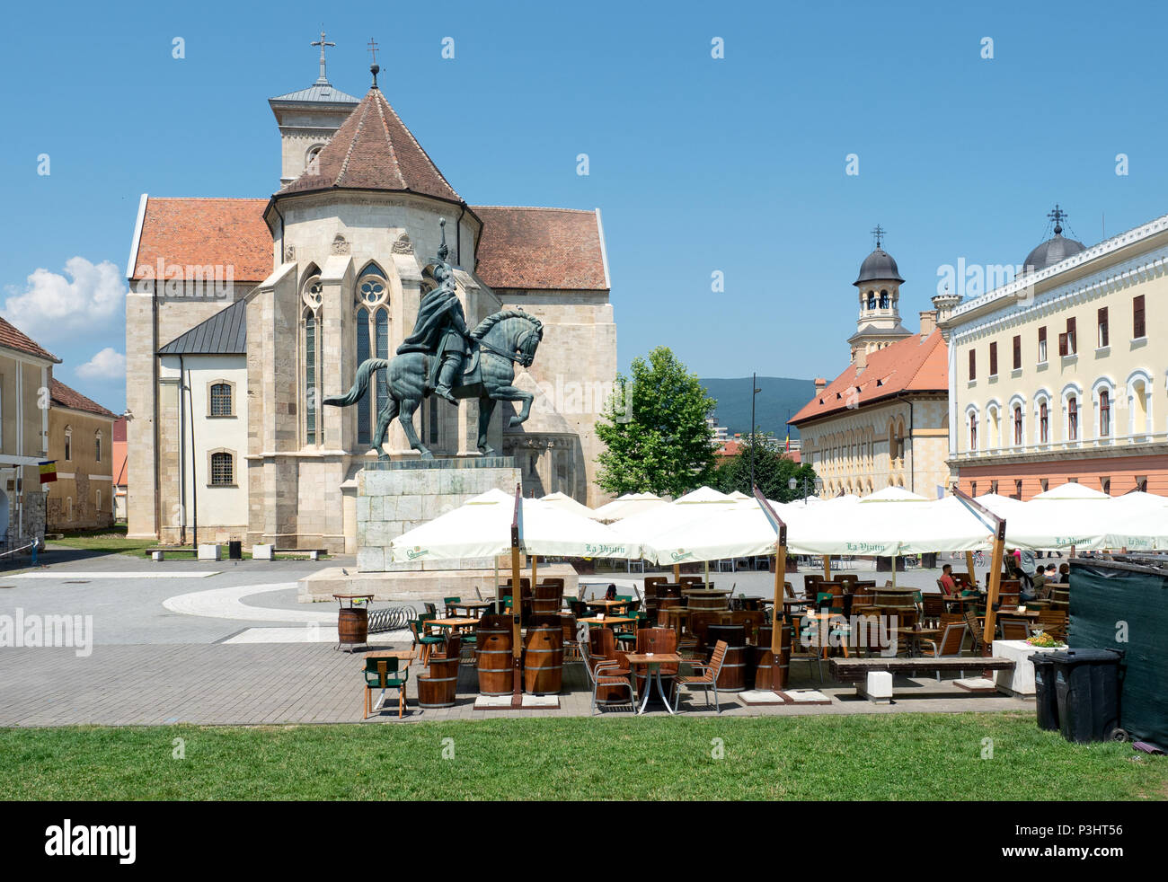 Alba Iulia, Rumänien - 28. Juni 2017: Bar in der alten Zitadelle hinter St. Michael katholische Kathedrale Stockfoto