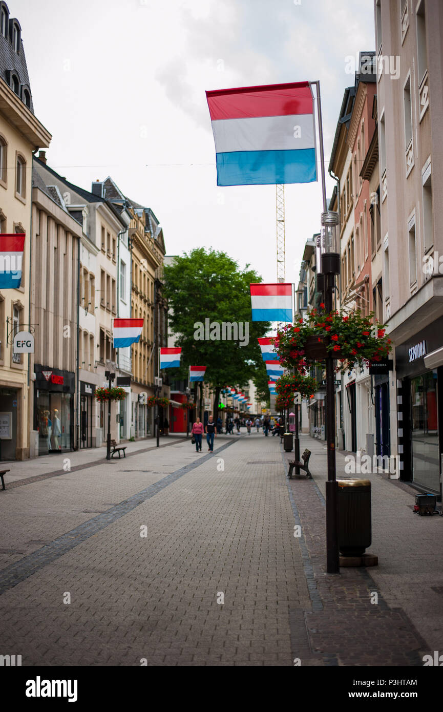 Luxemburg Fahnen auf den Straßen von Luxemburg hängen vor dem Nationalfeiertag, Luxemburg Stockfoto