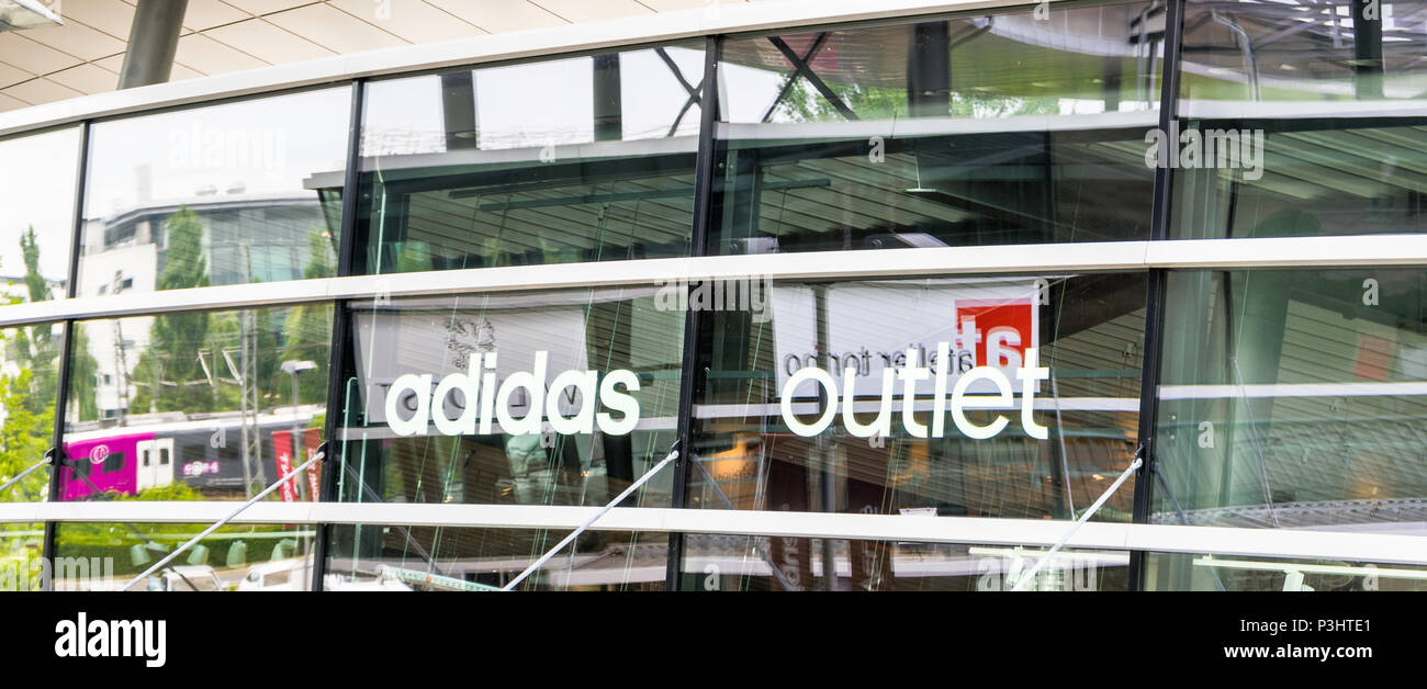 Die Fassade der Adidas store in das Design Outlet in Wolfsburg, Deutschland,  15. Juni 2018 mit der Firma Logo Stockfotografie - Alamy
