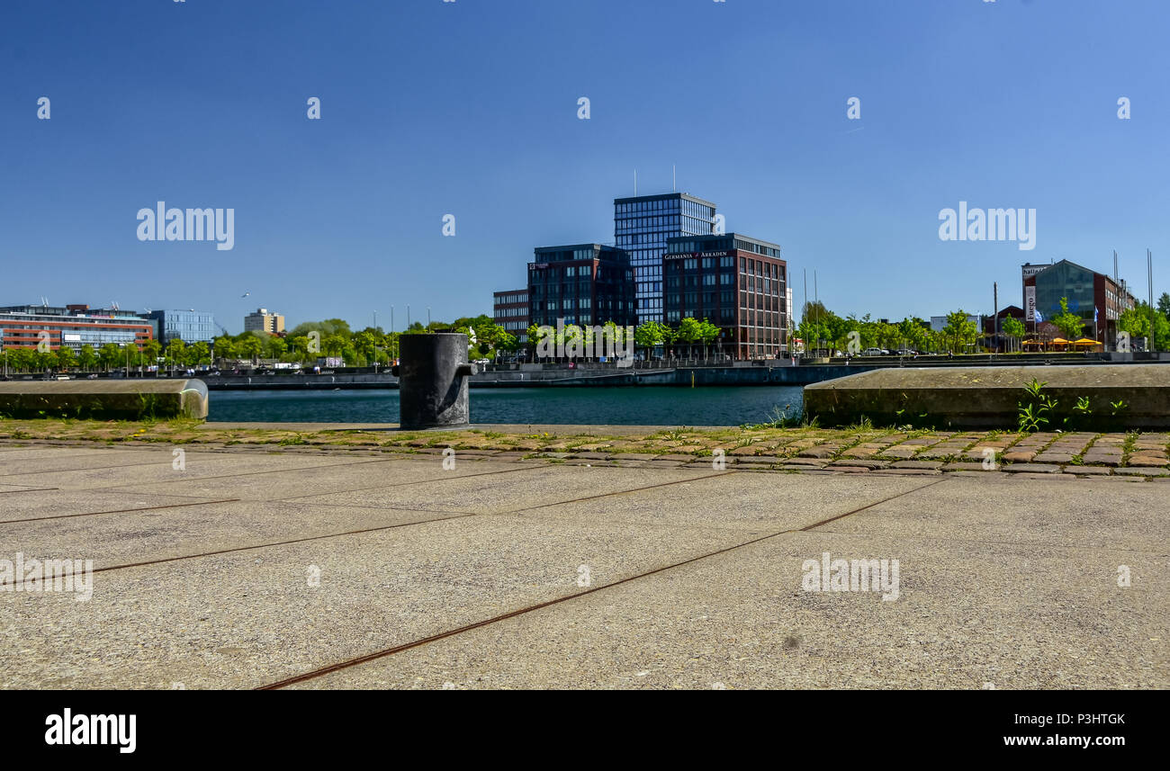 Stadt und Hafen Blick auf die Landeshauptstadt Kiel an der Ostsee (Kieler Woche) Stockfoto