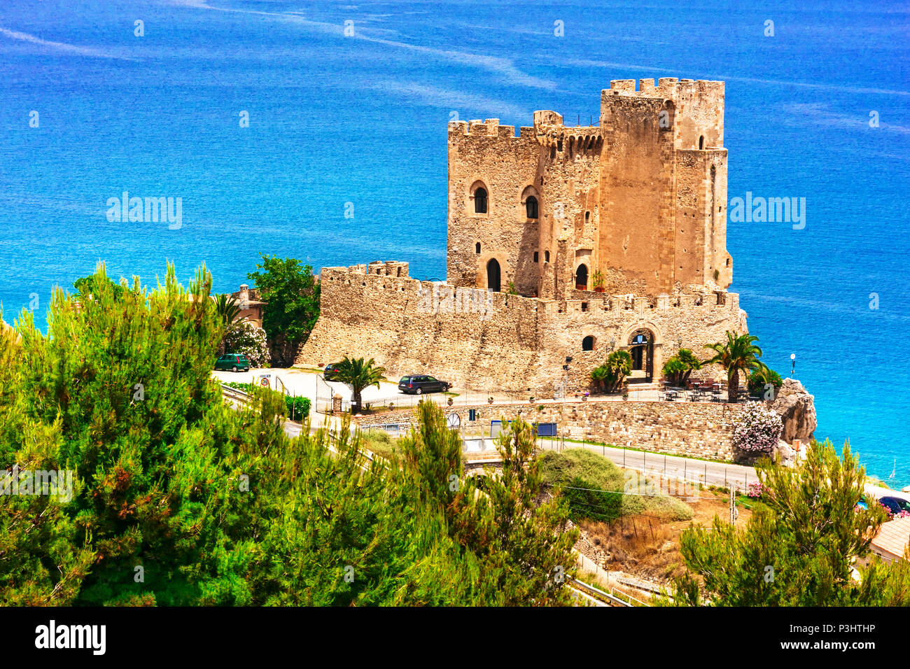 Beeindruckende alte Burg in Roseto Capo Spulico, Cosenza Provinz, Kalabrien, Italien. Stockfoto