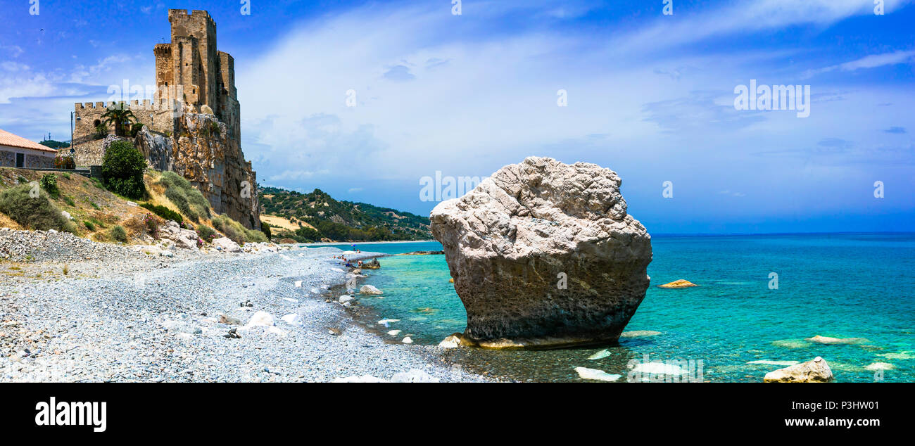 Schönen mittelalterlichen Burg Federiciano im Meer, Roseto Capo Spulico, Kalabrien, Italien. Stockfoto