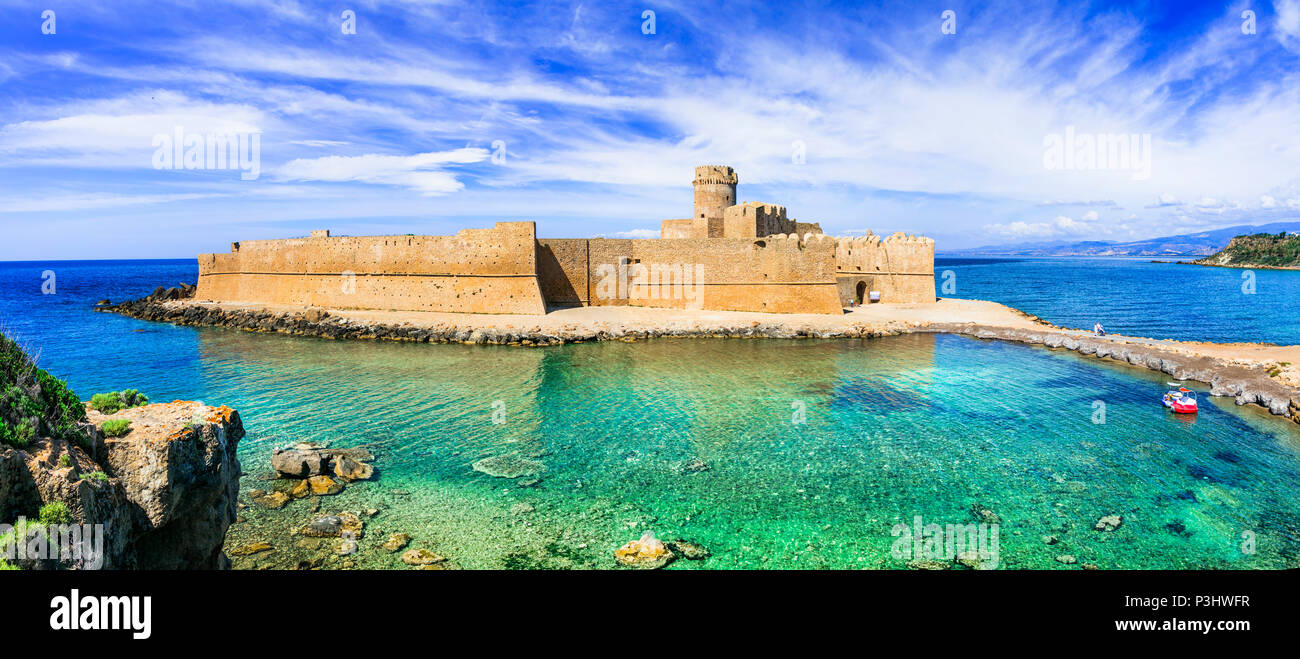 Mittelalterliche Kastell im Meer, Le Castella, Provinz Crotone, Kalabrien, Italien. Stockfoto