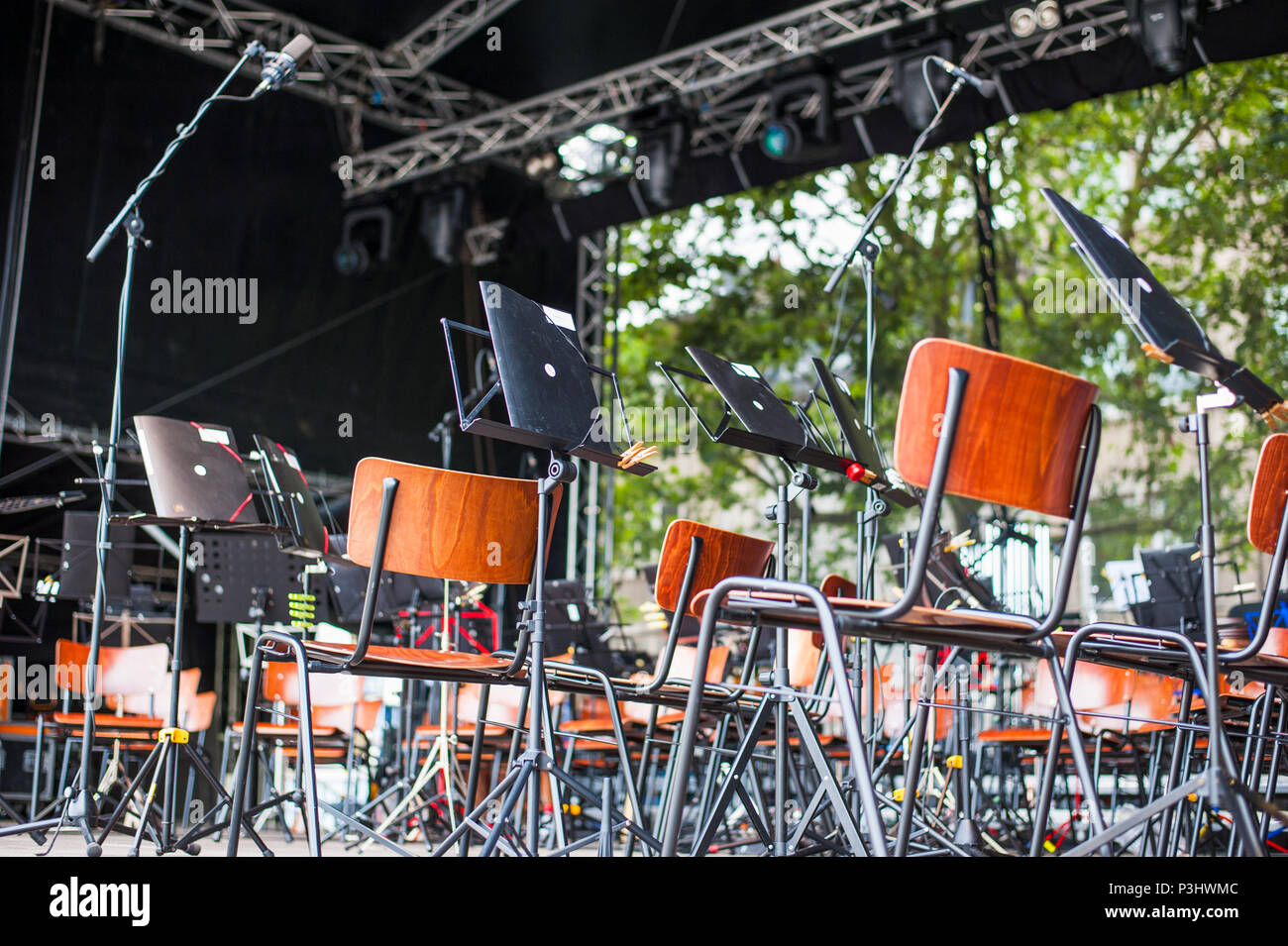 Leere Bühne vor dem Konzert mit klassischer Musik im Music Festival (Fete de la Musique), Luxemburg Stockfoto