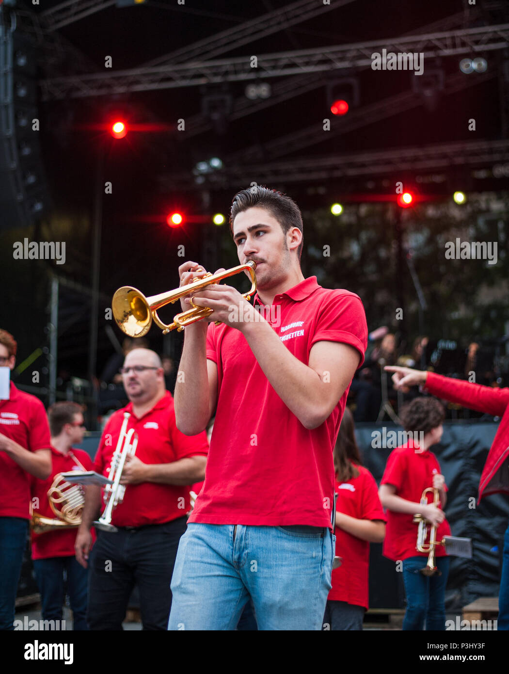 Junge Musiker mit Trompete Leistung bei Music Festival (Fete de la Musique), Luxemburg Stockfoto