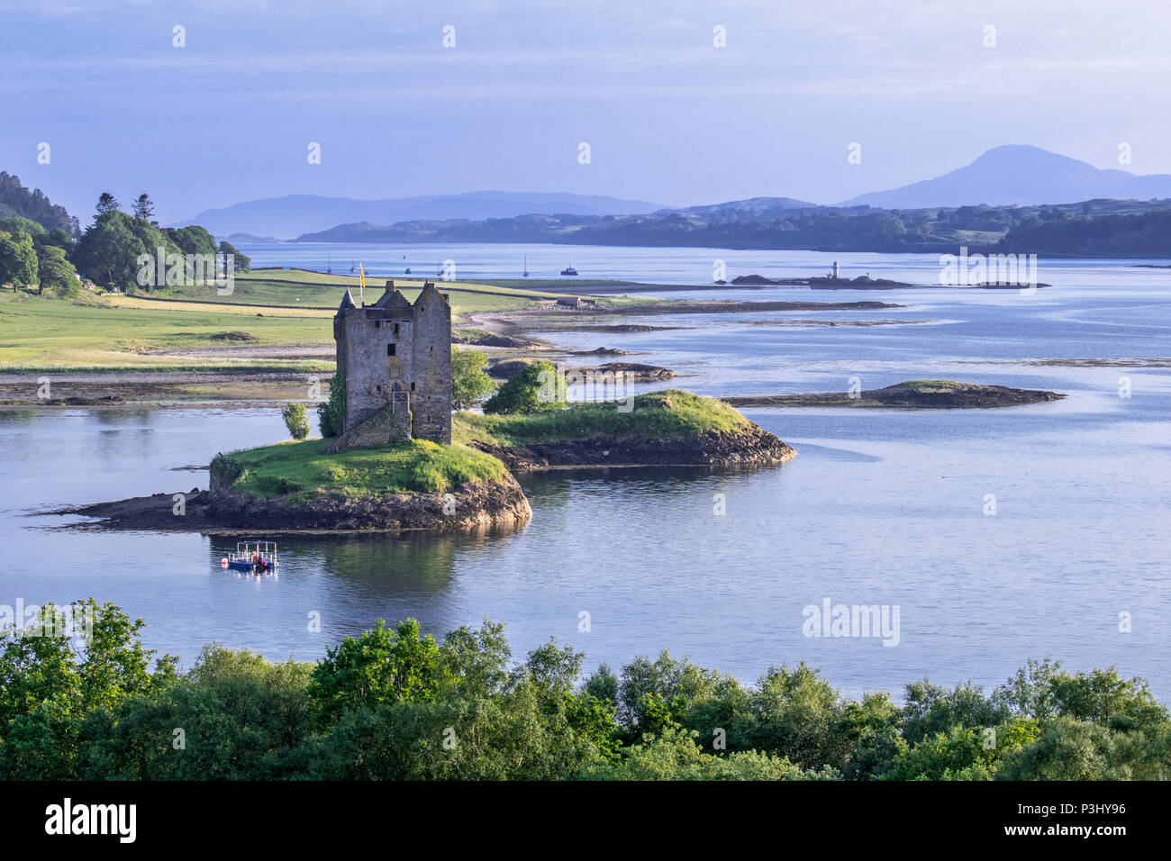 Castle Stalker, mittelalterliche viergeschossige Wohnturm / keep in Loch Laich, Einlass ab Loch Linnhe in der Nähe von Port Appin, Argyll, Schottland, UK Stockfoto