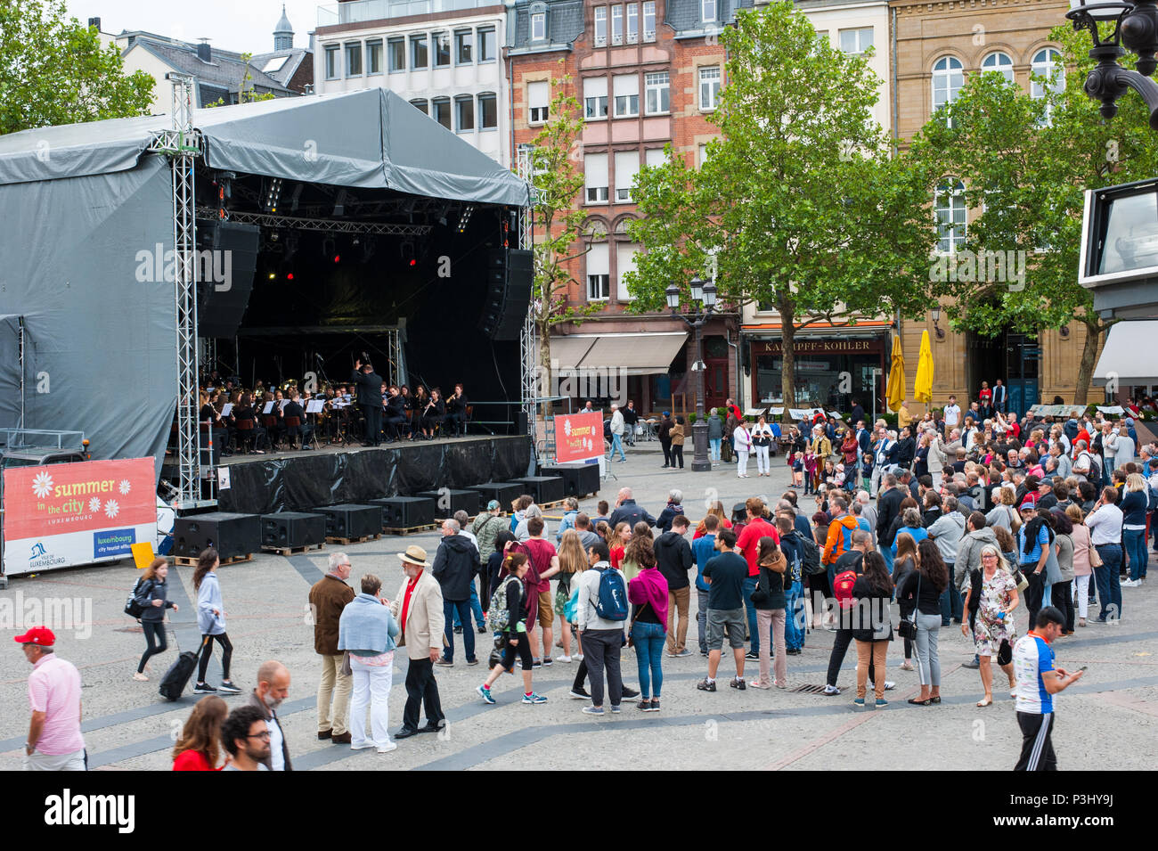 Die Menschen versammelten sich auf dem Platz der Stadt lauschen Sie dem Konzert im Music Festival (Fete de la Musique), Luxemburg Stockfoto