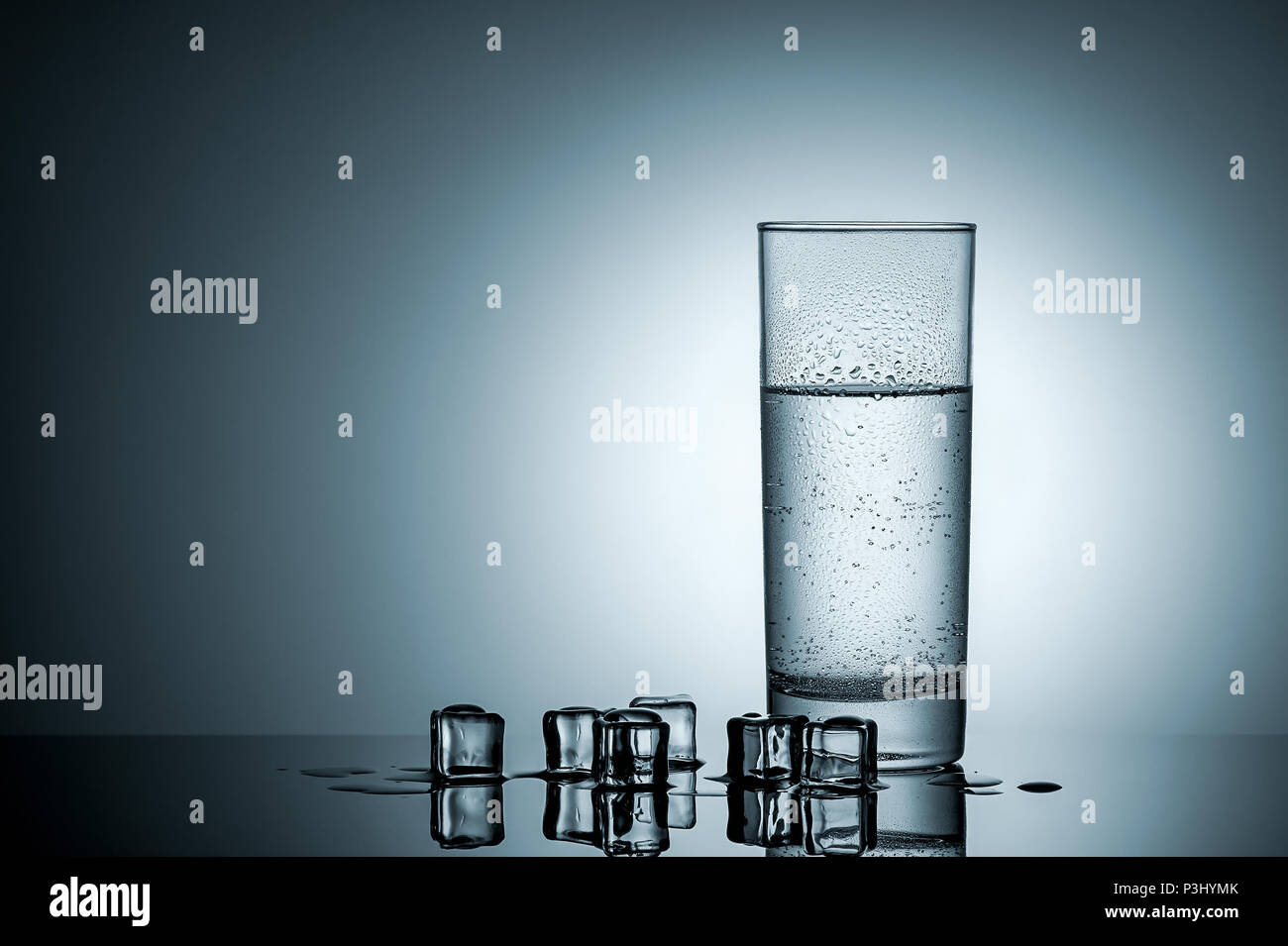 Wasser im Beschlagenen Glas und Eiswürfel Stockfoto