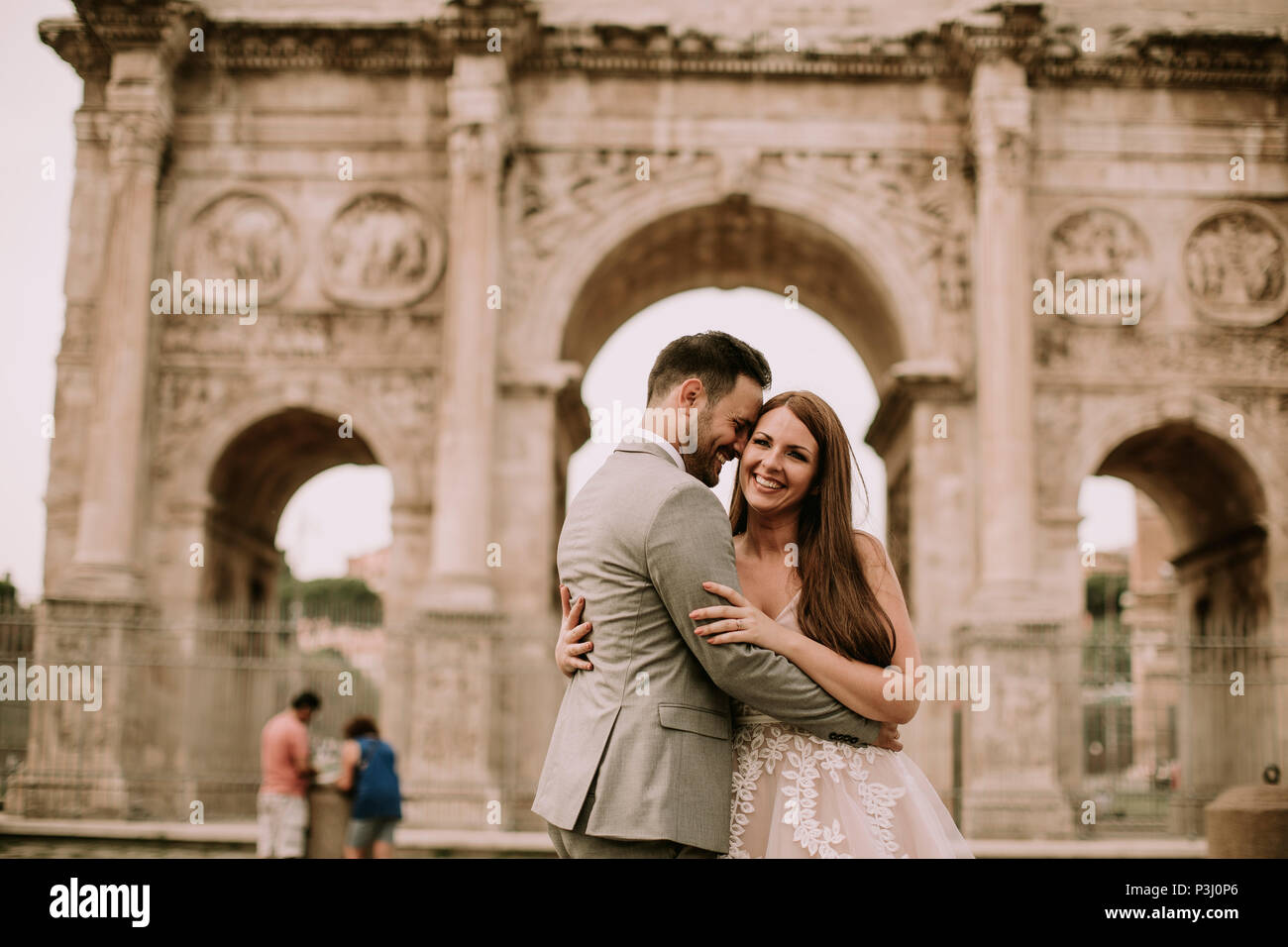 Junge Hochzeit paar Verliebt in Rom, Italien Stockfoto