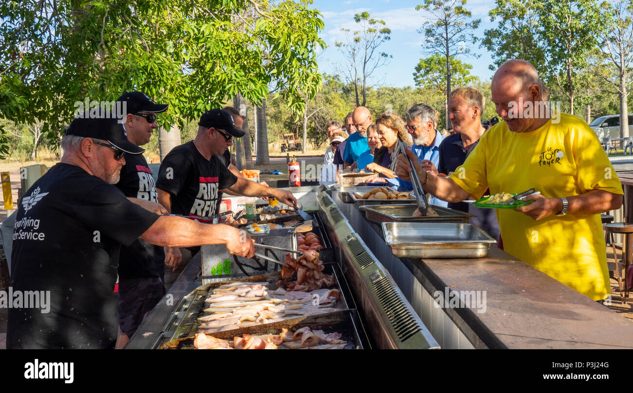 Gibb Herausforderung 2018 der Royal Flying Doctors Team kochen Frühstück im El Questro Kimberley WA Australien. Stockfoto