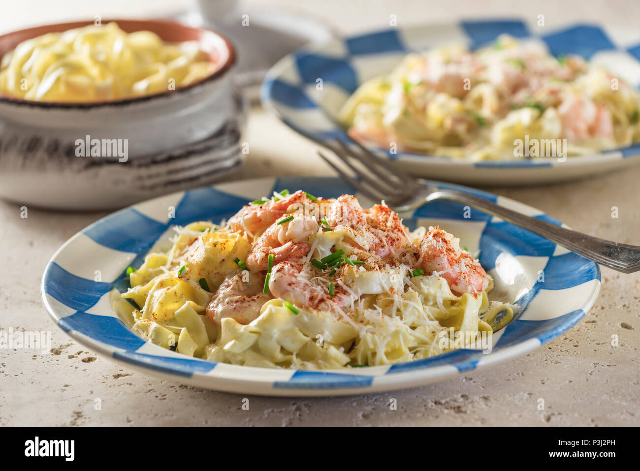 Garnelen Fettuccine Alfredo. Nudeln mit Käse und Butter Soße mit ...